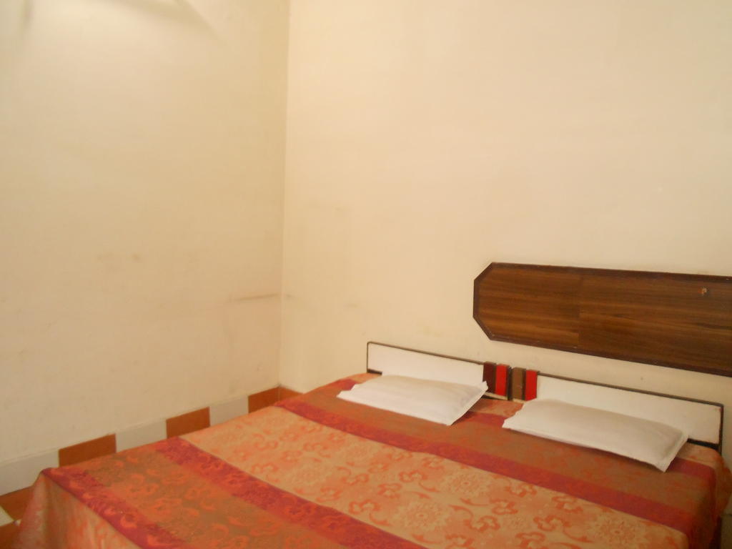 Gaurav Guest House Mathura Værelse billede